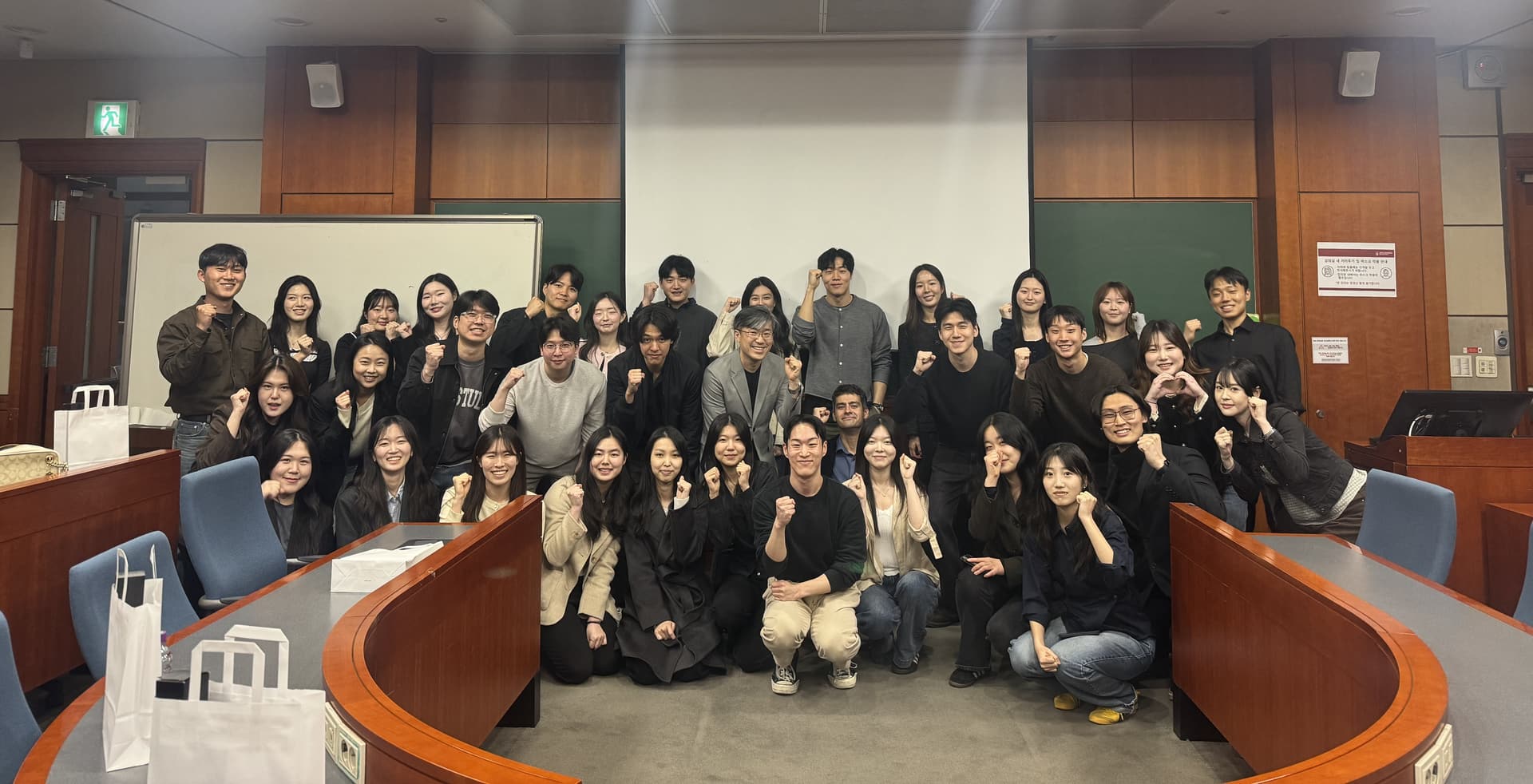 그라운드 세션 — 전 학회원이 모여 발표를 듣는 모습